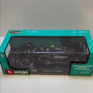 Bburago , Lewis Hamilton Mercedes-AMG 44 F1 W14 Model Car
